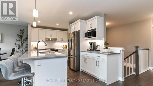 27 Feathers Crossing, St. Thomas, ON - Indoor Photo Showing Kitchen With Upgraded Kitchen