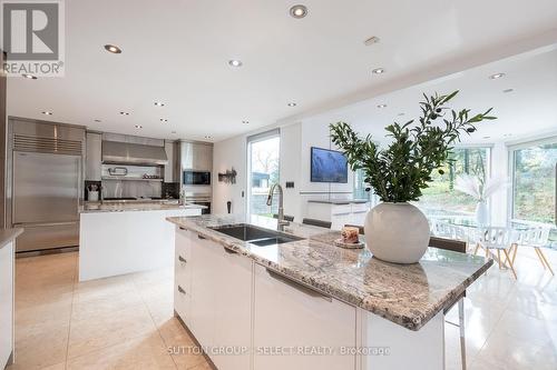 1455 Corley Drive, London, ON - Indoor Photo Showing Kitchen With Double Sink With Upgraded Kitchen