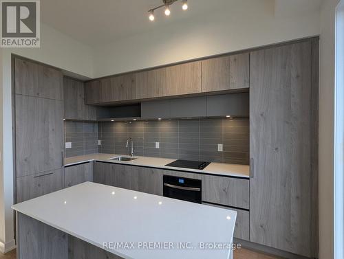 515 - 9 Steckley House Lane, Richmond Hill, ON - Indoor Photo Showing Kitchen With Upgraded Kitchen