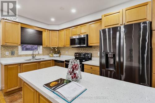 25 Heartview Road, Brampton, ON - Indoor Photo Showing Kitchen