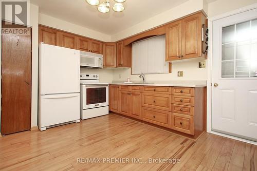 388 Marken Court, Oshawa, ON - Indoor Photo Showing Kitchen