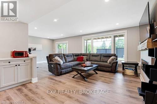 11 New Haven Gate W, Westport, ON - Indoor Photo Showing Living Room