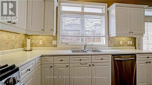 322 Chambers Place, London, ON - Indoor Photo Showing Kitchen With Double Sink