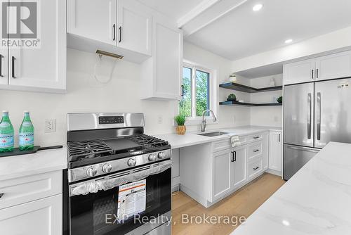 40 Parkview Avenue, Fort Erie, ON - Indoor Photo Showing Kitchen With Upgraded Kitchen