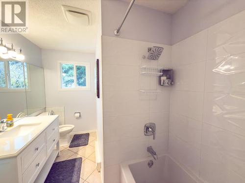 main bathroom - 766 Favell Court, Kelowna, BC - Indoor Photo Showing Bathroom