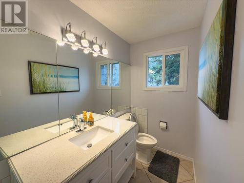 main bathroom - 766 Favell Court, Kelowna, BC - Indoor Photo Showing Bathroom