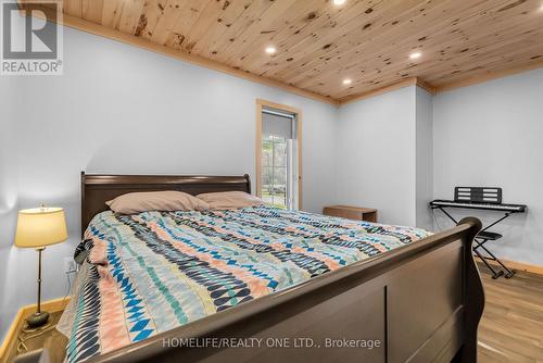 4055 Glen Cedar Drive, Ramara, ON - Indoor Photo Showing Bedroom