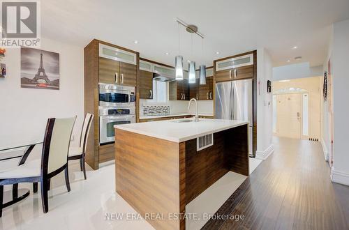 495 Templemead Drive, Hamilton, ON - Indoor Photo Showing Kitchen With Upgraded Kitchen