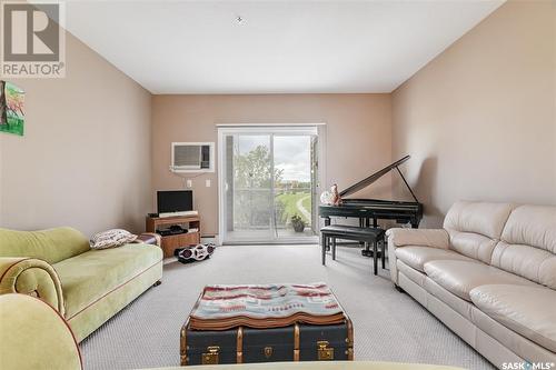 200 302 Nelson Road, Saskatoon, SK - Indoor Photo Showing Living Room