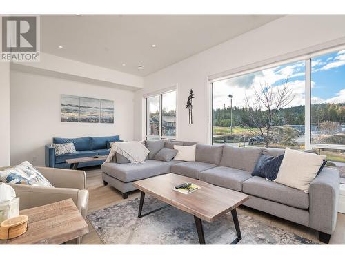 living room - 105 Predator Ridge Drive Unit# 3, Vernon, BC - Indoor Photo Showing Living Room