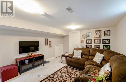 30 Lawrence Crescent, Brampton, ON - Indoor Photo Showing Living Room