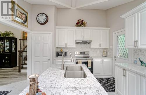 30 Lawrence Crescent, Brampton, ON - Indoor Photo Showing Kitchen With Upgraded Kitchen