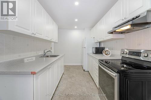 3 Hollyhedge Court, Brampton, ON - Indoor Photo Showing Kitchen