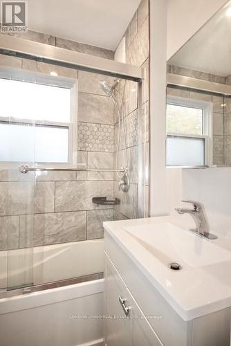 429 Burbrook Place, London, ON - Indoor Photo Showing Bathroom