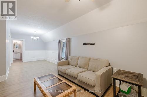 32 Mary Street W, St. Thomas, ON - Indoor Photo Showing Living Room