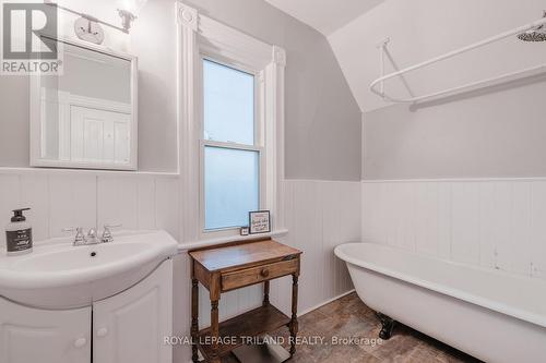 32 Mary Street W, St. Thomas, ON - Indoor Photo Showing Bathroom