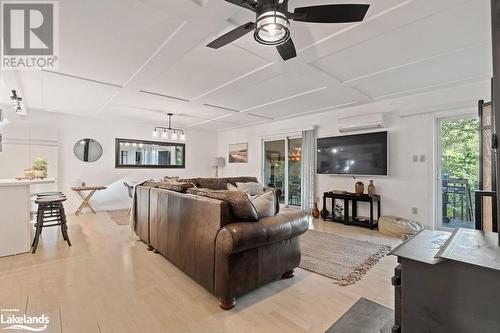 1335 Sherwood Forest Road, Bracebridge, ON - Indoor Photo Showing Living Room