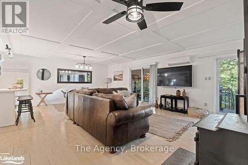 1335 Sherwood Forest Road, Bracebridge (Oakley), ON - Indoor Photo Showing Living Room