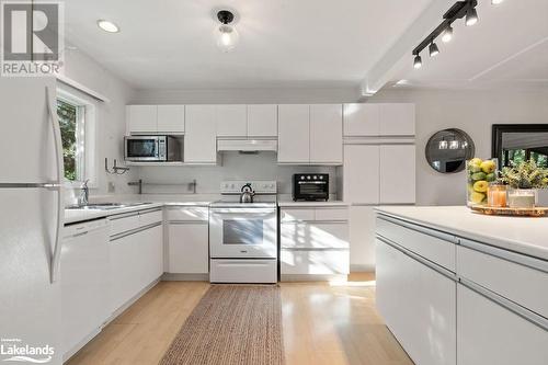 1335 Sherwood Forest Road, Bracebridge, ON - Indoor Photo Showing Kitchen