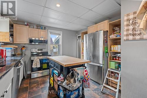 266 Kent Street, Port Colborne (878 - Sugarloaf), ON - Indoor Photo Showing Kitchen