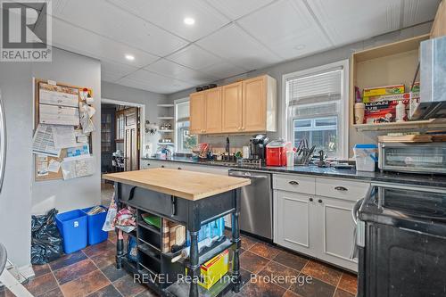 266 Kent Street, Port Colborne (878 - Sugarloaf), ON - Indoor Photo Showing Kitchen