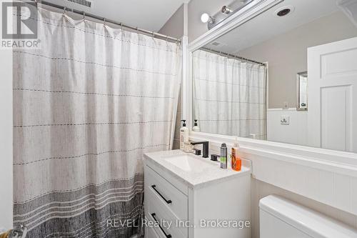 266 Kent Street, Port Colborne (878 - Sugarloaf), ON - Indoor Photo Showing Bathroom