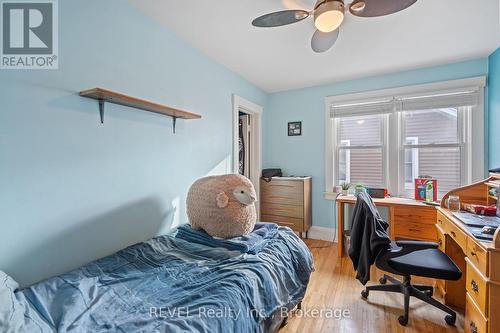 266 Kent Street, Port Colborne (878 - Sugarloaf), ON - Indoor Photo Showing Bedroom