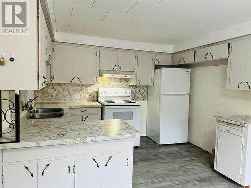 3035 Edwards Drive, Williams Lake, BC - Indoor Photo Showing Kitchen With Double Sink