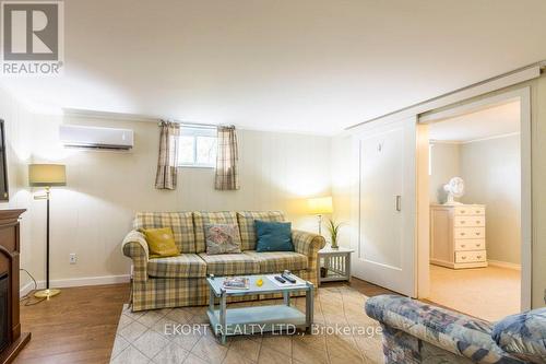 239 Dundas Street W, Belleville (Belleville Ward), ON - Indoor Photo Showing Living Room