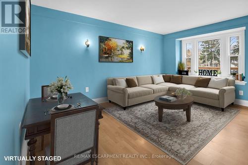 15 Verdun Avenue, St. Catharines, ON - Indoor Photo Showing Living Room