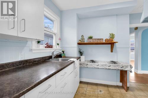 15 Verdun Avenue, St. Catharines, ON - Indoor Photo Showing Kitchen