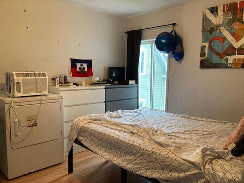 Bedroom - 311  - 317 Rue St-Paul, Saint-Tite, QC - Indoor Photo Showing Laundry Room