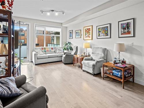 203-4000 Shelbourne St, Saanich, BC - Indoor Photo Showing Living Room