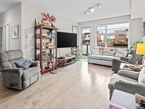 203-4000 Shelbourne St, Saanich, BC - Indoor Photo Showing Living Room