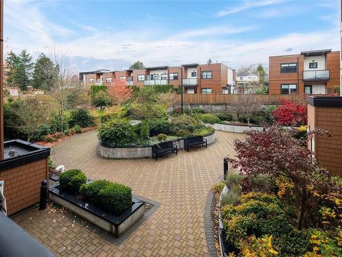 203-4000 Shelbourne St, Saanich, BC - Outdoor With Balcony