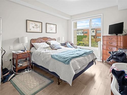 203-4000 Shelbourne St, Saanich, BC - Indoor Photo Showing Bedroom