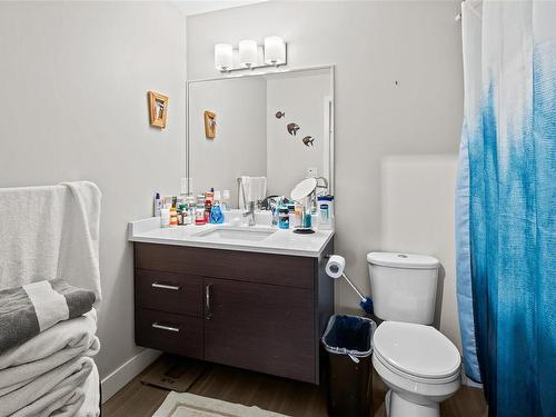 203-4000 Shelbourne St, Saanich, BC - Indoor Photo Showing Bathroom