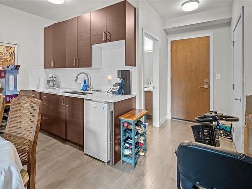 203-4000 Shelbourne St, Saanich, BC - Indoor Photo Showing Kitchen