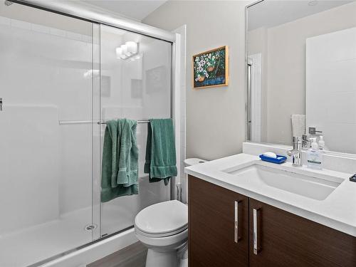 203-4000 Shelbourne St, Saanich, BC - Indoor Photo Showing Bathroom