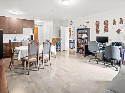 203-4000 Shelbourne St, Saanich, BC - Indoor Photo Showing Dining Room