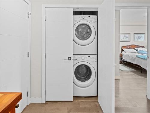 203-4000 Shelbourne St, Saanich, BC - Indoor Photo Showing Laundry Room