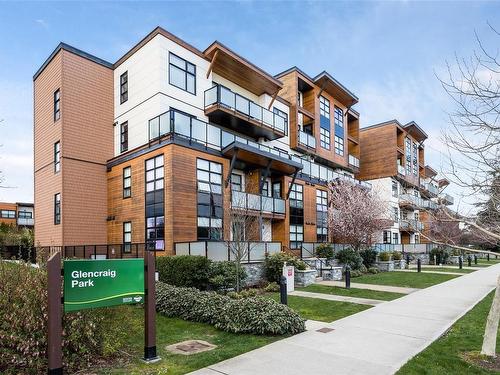 203-4000 Shelbourne St, Saanich, BC - Outdoor With Balcony With Facade