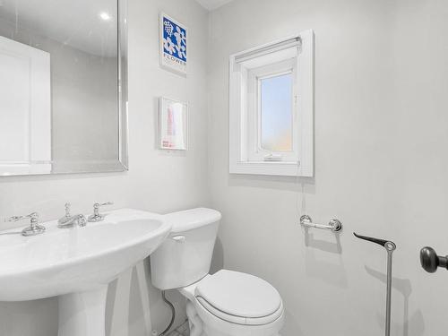 Powder room - 375 Av. Glengarry, Mont-Royal, QC - Indoor Photo Showing Bathroom