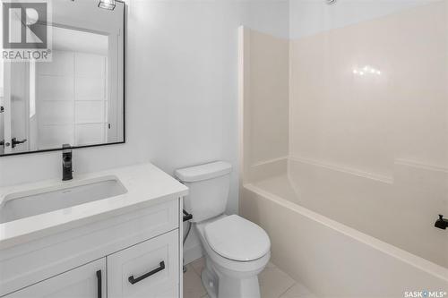 917 J Avenue, Saskatoon, SK - Indoor Photo Showing Bathroom