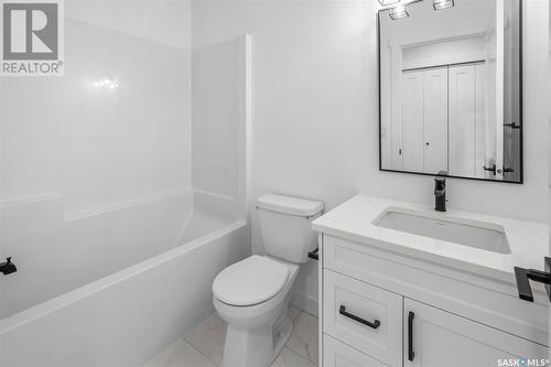 917 J Avenue, Saskatoon, SK - Indoor Photo Showing Bathroom