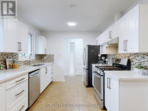 26 Algonquin Crescent, Aurora, ON - Indoor Photo Showing Kitchen With Double Sink With Upgraded Kitchen