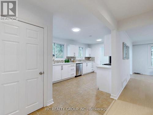 26 Algonquin Crescent, Aurora, ON - Indoor Photo Showing Kitchen