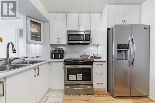 1107 - 270 Davis Drive, Newmarket, ON - Indoor Photo Showing Kitchen With Double Sink With Upgraded Kitchen