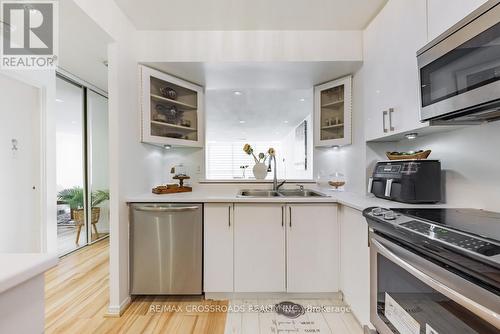 1107 - 270 Davis Drive, Newmarket, ON - Indoor Photo Showing Kitchen With Double Sink