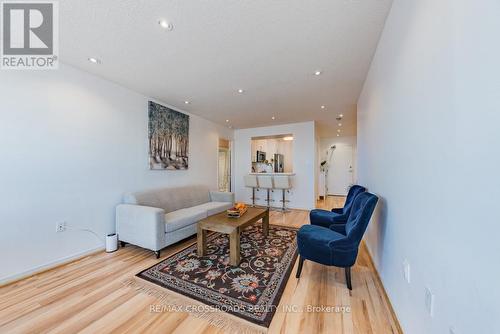 1107 - 270 Davis Drive, Newmarket, ON - Indoor Photo Showing Living Room